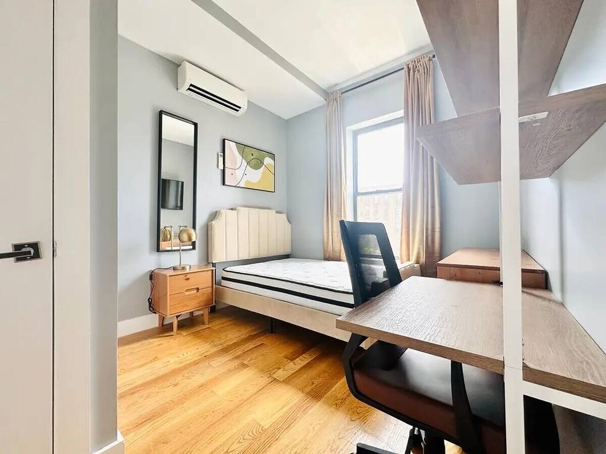 Building Photo - Furnished room/NOT APARTMENT