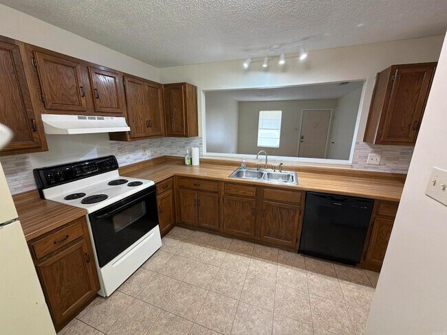 Building Photo - 12 Southland Ct