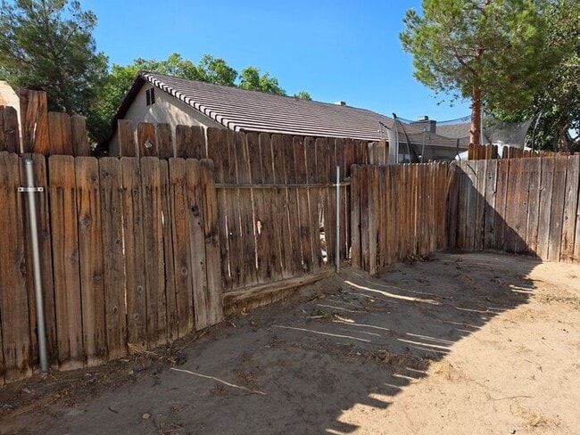 Building Photo - New Listing!