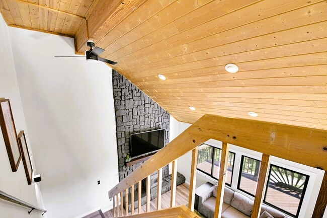 Building Photo - 1244 Hyland Dr