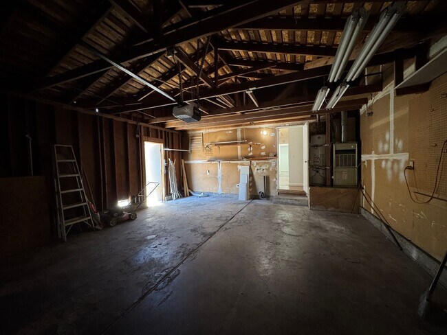 Building Photo - Four Bed, Two Bath Home In North Stockton