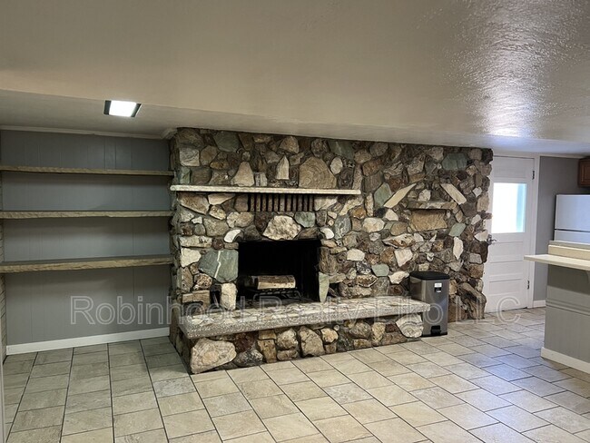 Building Photo - 272 W Cedar St