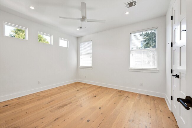 Building Photo - 1203 W 22nd St