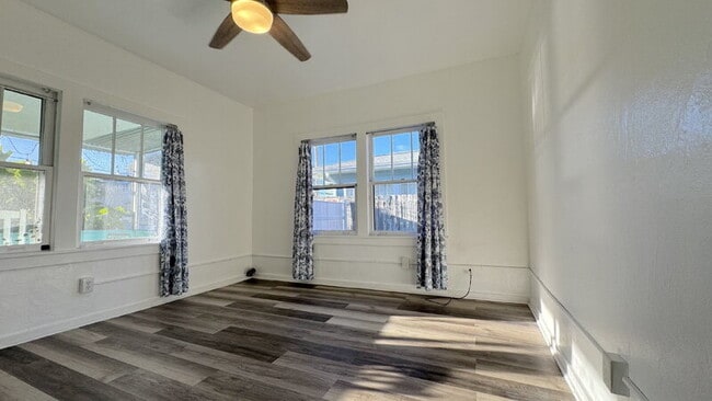 Building Photo - 428 N Oleander Ave