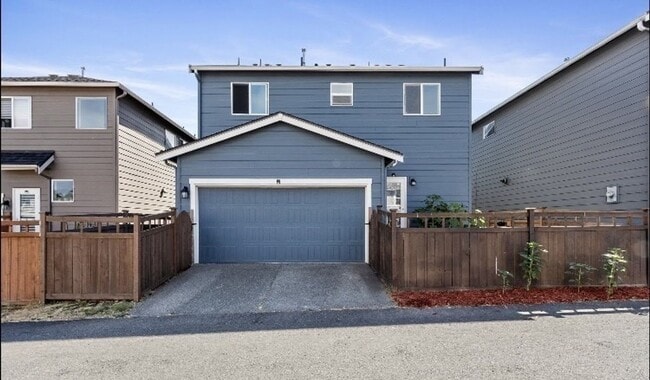 Building Photo - Large 4 bedroom home-Pet friendly!