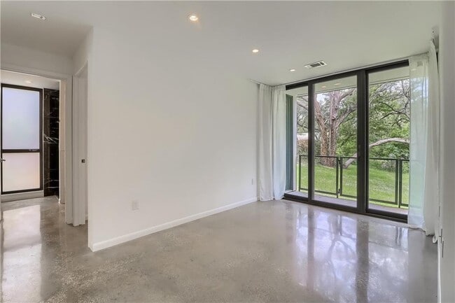 Building Photo - 9400 Shady Oaks Dr