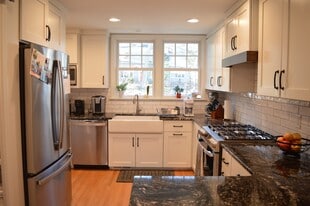 Building Photo - 4145 Hiawatha Dr