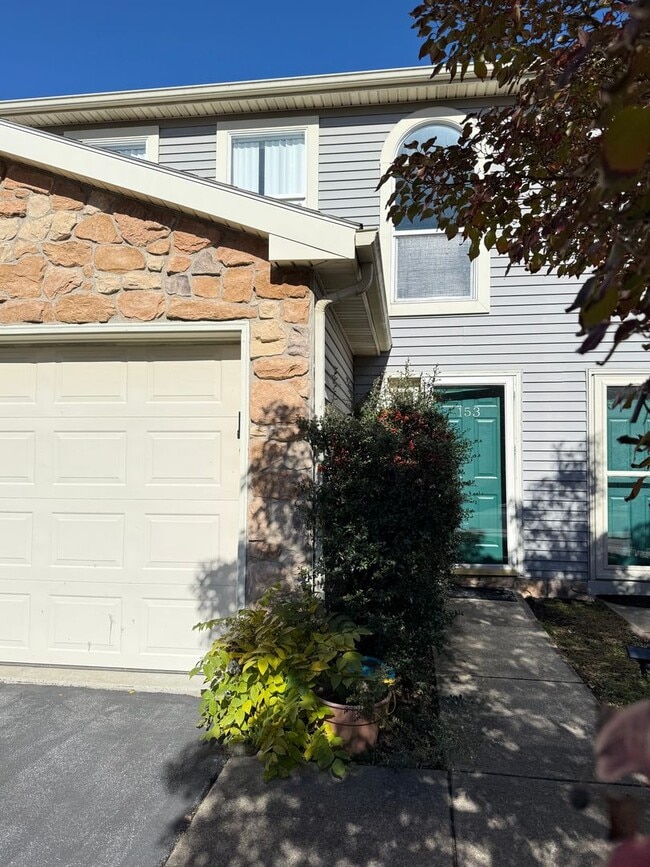 Building Photo - Beautiful 3 Bedroom 1.5 Bathroom Townhome ...
