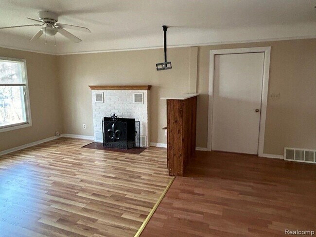 Building Photo - 832 Farnsworth Rd