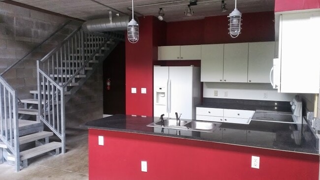 Building Photo - Loft Style Spacious And Close To Shands An...