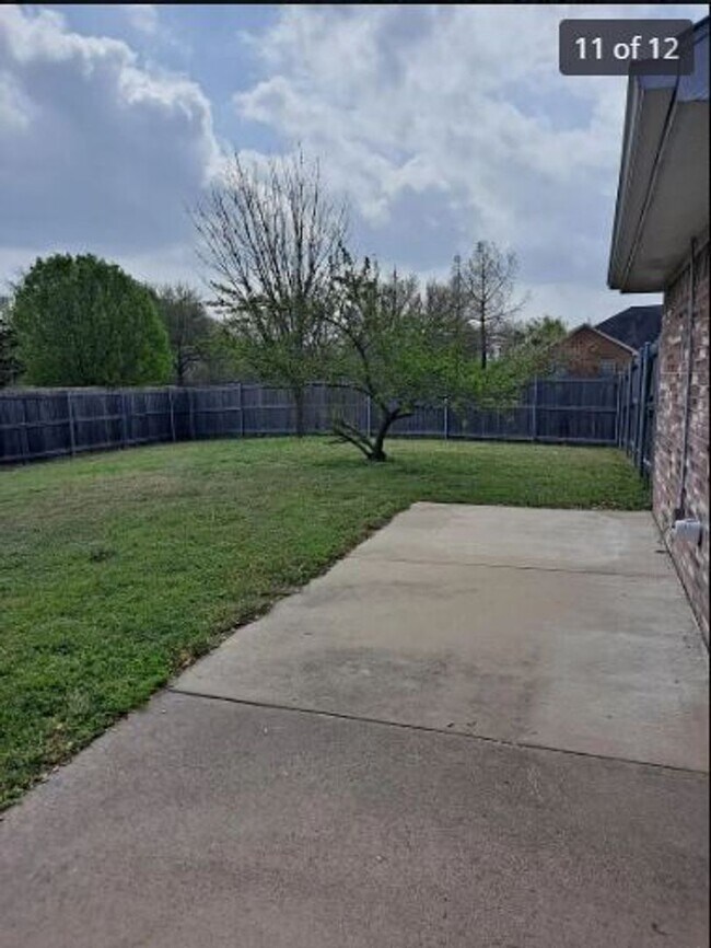 Building Photo - 100 Oak Hollow Ln