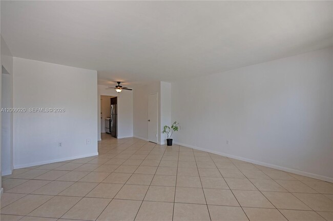Building Photo - 2250 Bay Dr