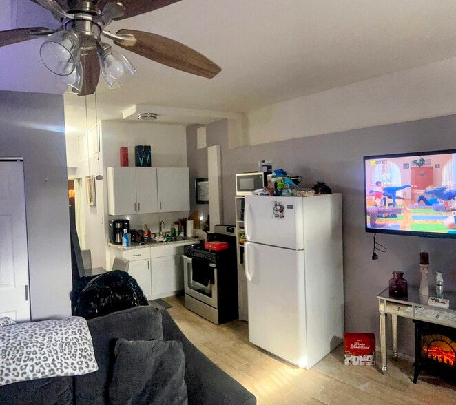 Building Photo - 868 Sheldon Ave