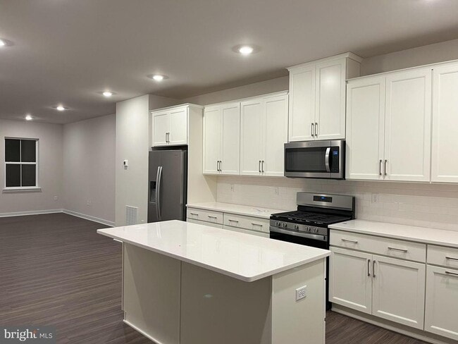 Building Photo - 507 Titanium St