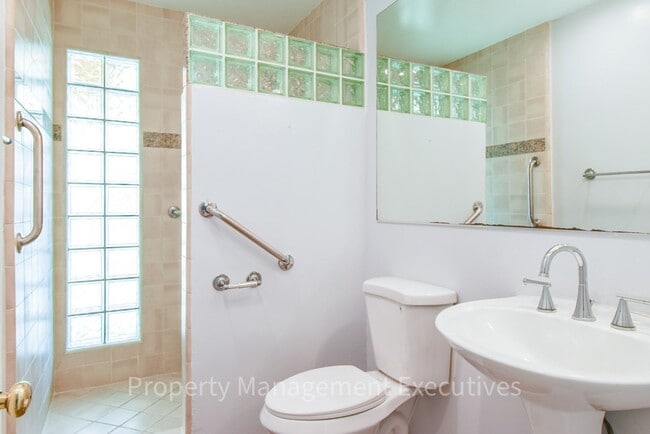 Building Photo - Nice Studio Blocks to Beach