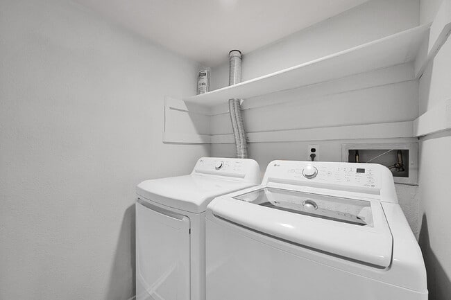 Building Photo - $1,370.95- 1 bed, 1 bath located in Colorado Spring with New In Unit Laundry!