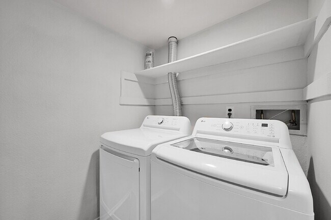 Building Photo - $1,375 - 1 bed, 1 bath located in Colorado Spring with New In Unit Laundry!