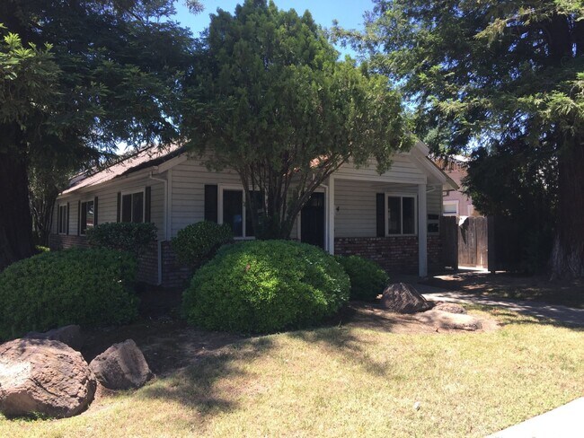 Building Photo - Four Bedroom Duplex in North Merced. Conve...