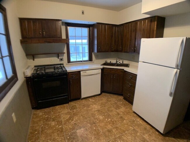 Building Photo - West Allis 3 bedroom 2 full bath home