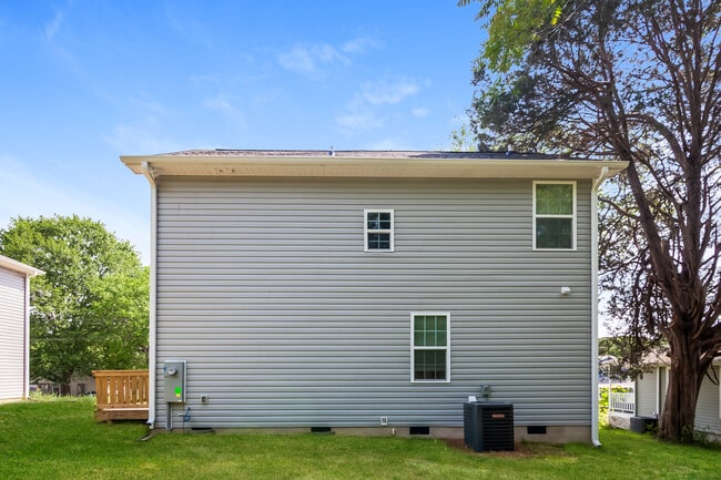 Building Photo - 607 N Scruggs St