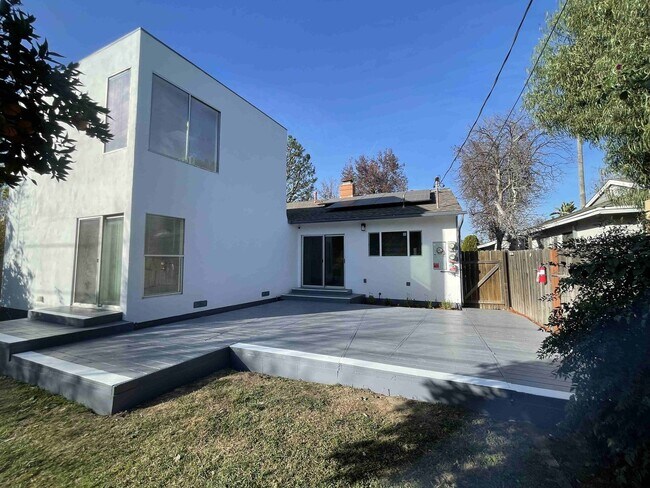 Building Photo - COMPLETELY REMODELED HOME IN QUIET AREA!