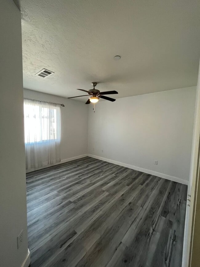 Building Photo - 4 bedroom 3bth Oak Hills area! Close to the 15 Freeway!