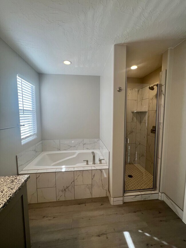 Building Photo - Beautiful newer 3 bedroom, 2.5 bathroom townhome! Amazing views!