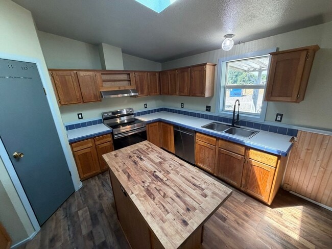 Building Photo - **MOVE IN SPECIAL** 2.5 Acres with Barn across from Lacomb School!