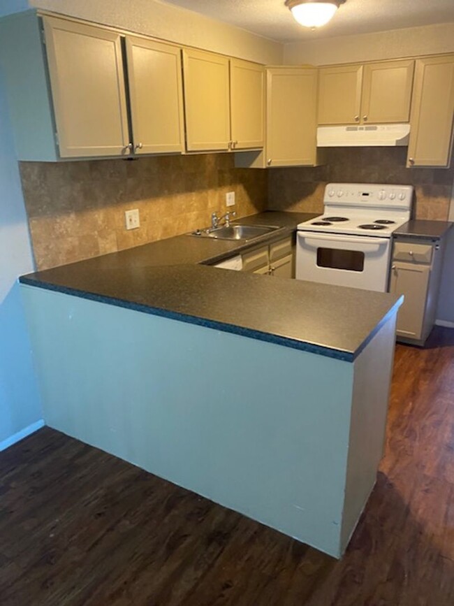 Primary Photo - 2 Bedroom 1 Bathroom - Located At Lakewood...