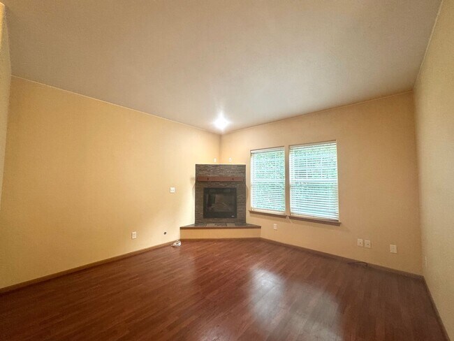 Building Photo - 10595 NE Kingston Meadow Cir