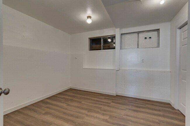 Building Photo - Beautifully Updated 3+ Bedroom Water View ...