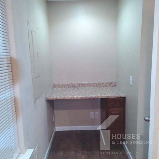 Building Photo - 515 Fairview Rd