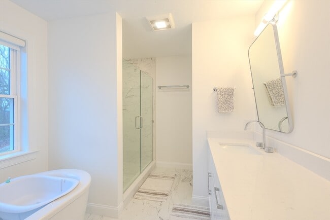 Building Photo - 18 Locust Hill Dr