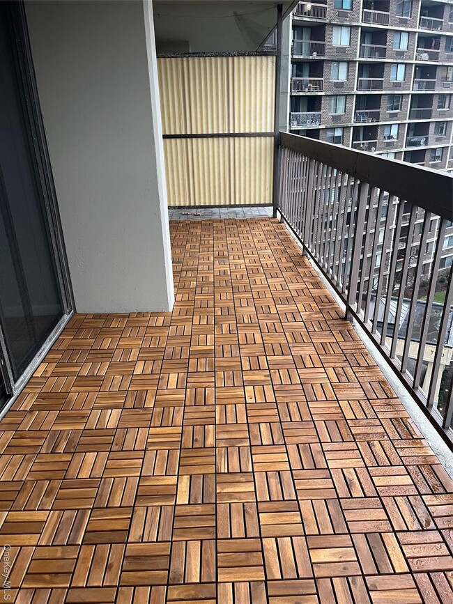 Building Photo - 2 Bay Club Dr