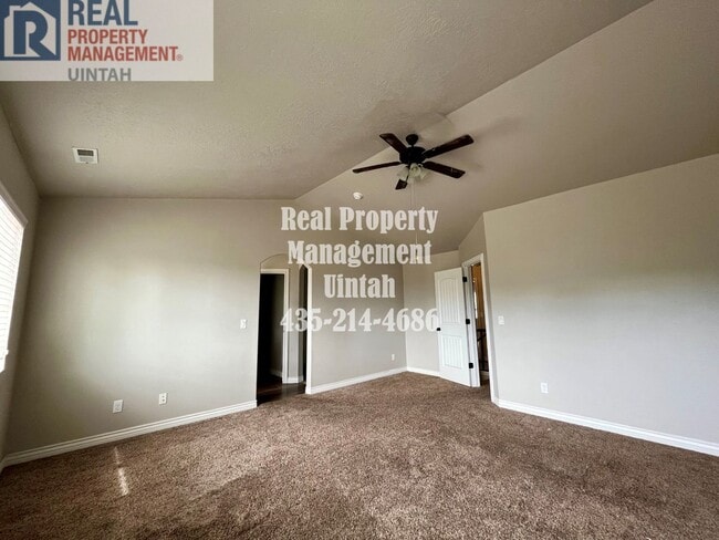 Building Photo - 3 bed 2.5 bath townhome in Fox Run