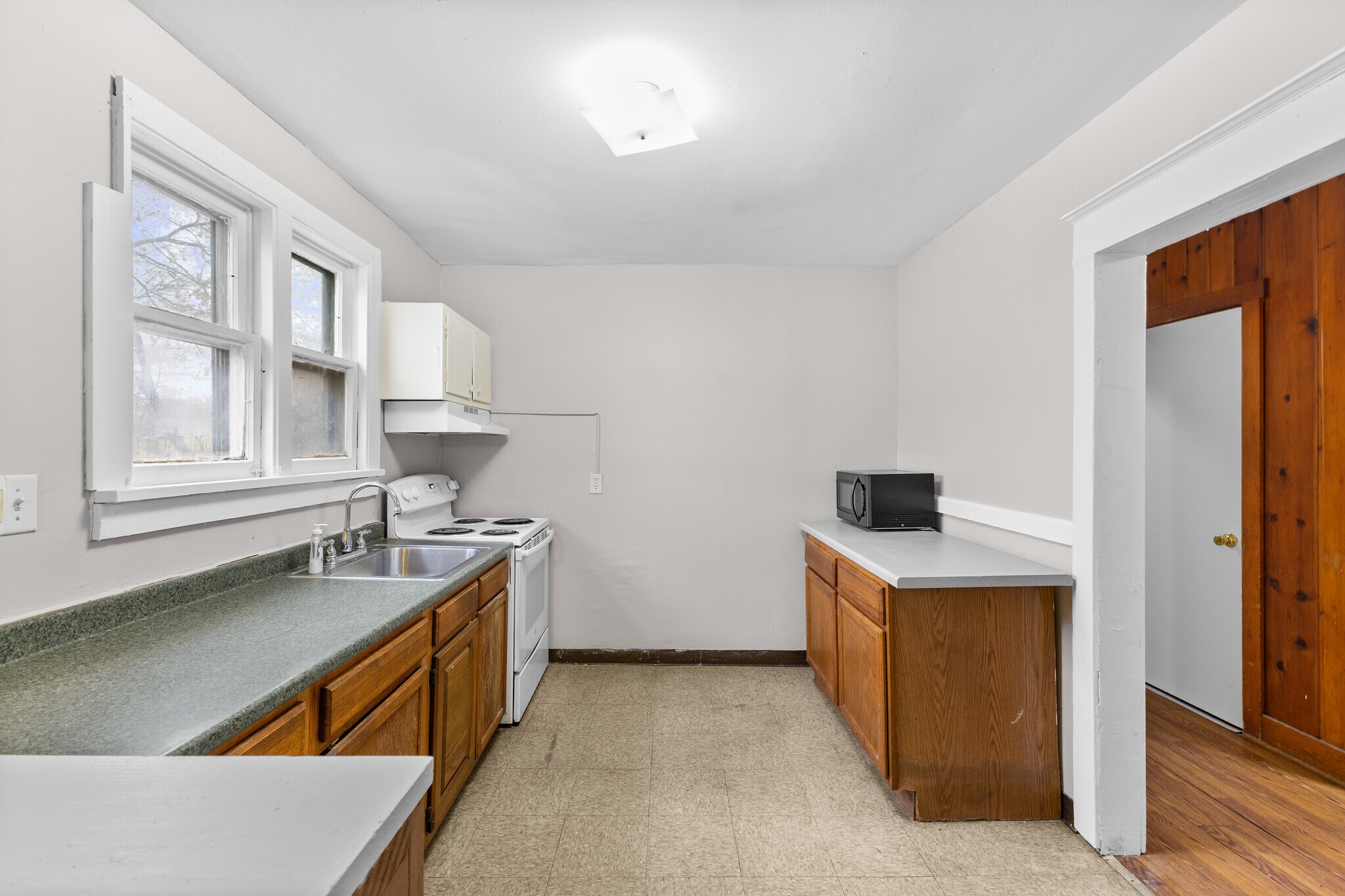 Building Photo - 922 Dakin St