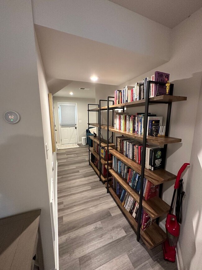 Building Photo - FULLY FURNISHED like-new Townhouse w/ Garage