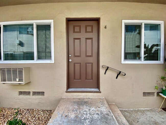 Building Photo - Beautifully Upgraded 1 Bedroom / 1 Bathroom Apartment Available Now!