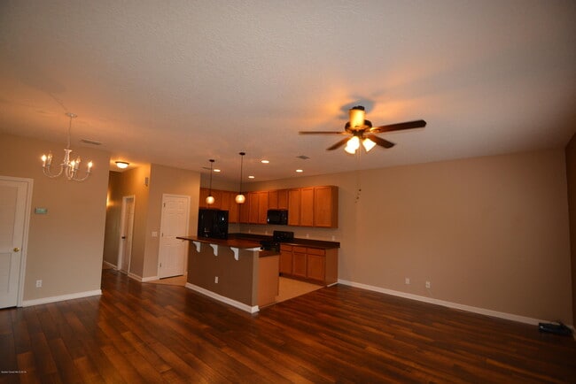 Building Photo - 2570 Revolution St