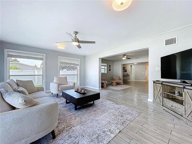 Building Photo - Modern luxury meets Florida charm in this ...