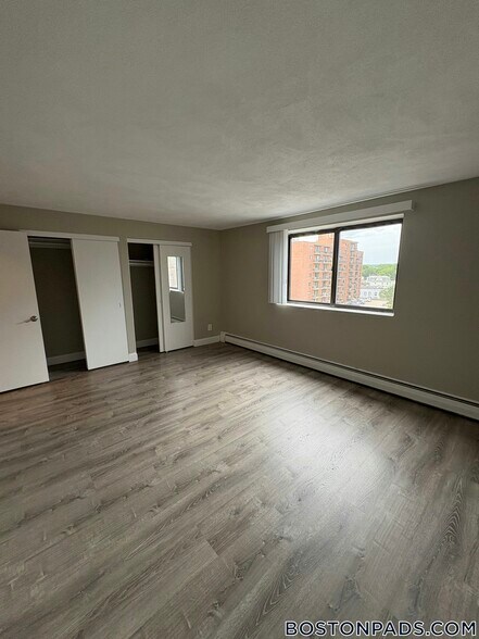 Building Photo - 24 Whites Ave