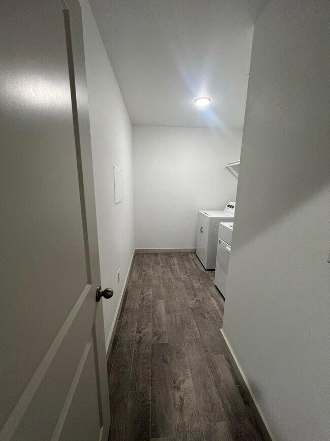 Building Photo - 10518 Aberdeen Ave