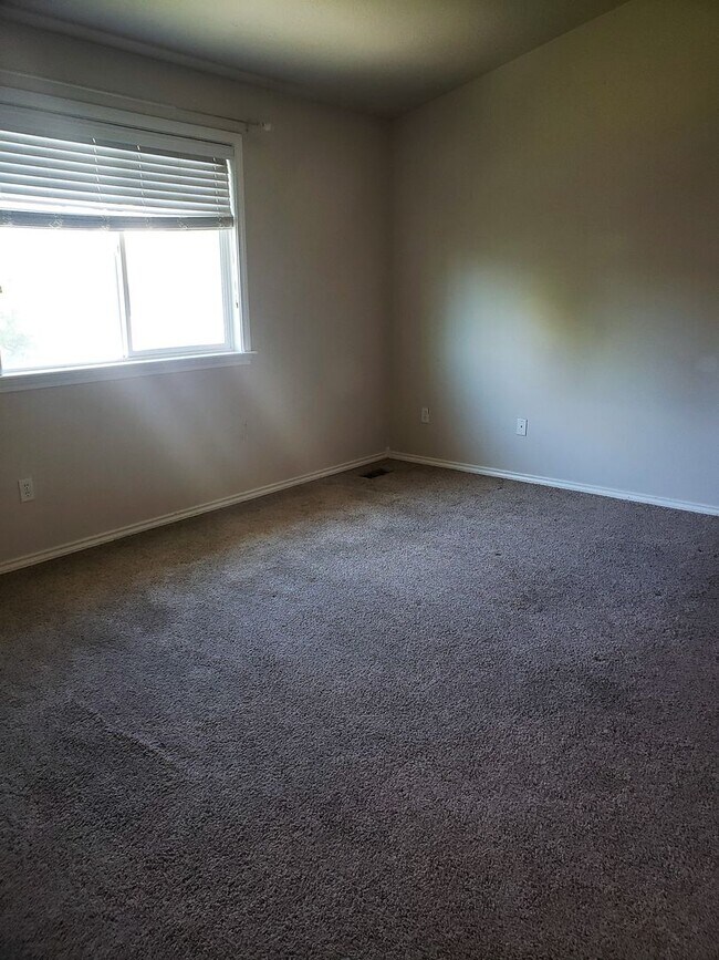 Building Photo - Great Location! 4 bedroom!