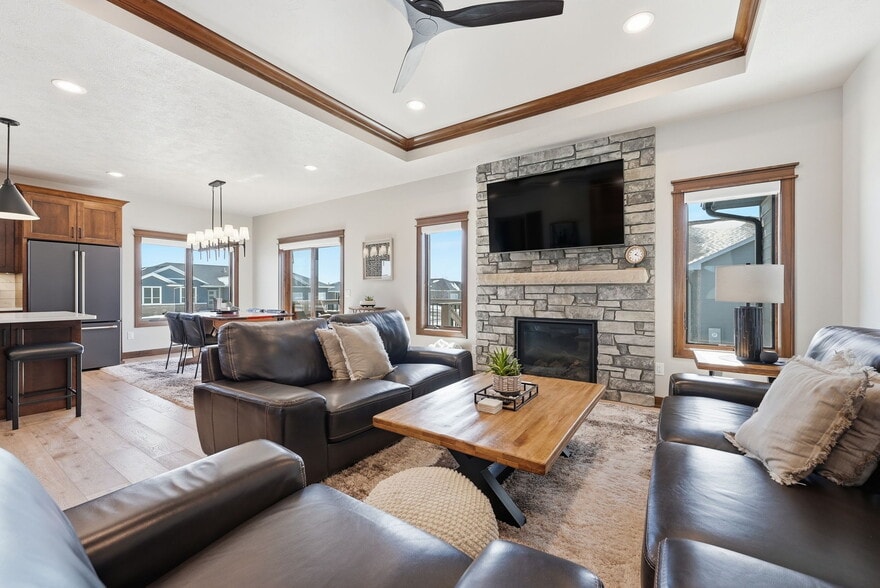 Building Photo - 2701 W Oak Hill Dr