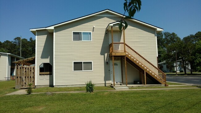 Building Photo - Large 2 bedroom 1 bath unit - upstairs