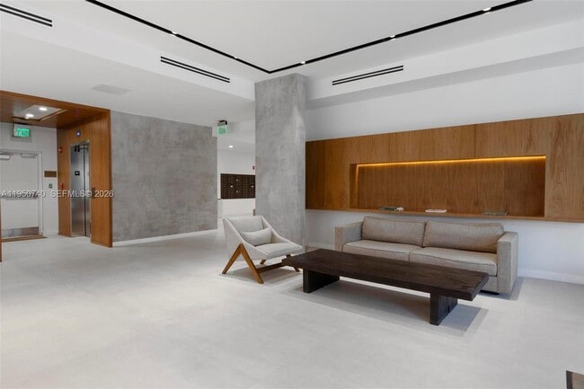 Building Photo - 13800 Highland Dr