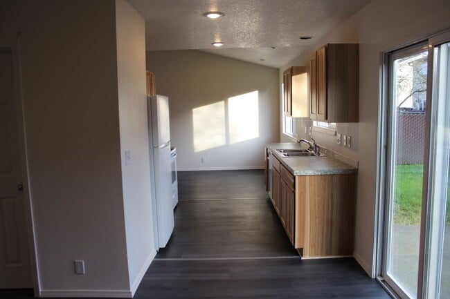 Building Photo - Scappoose townhome