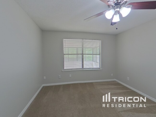Building Photo - 6466 Diamond Leaf Ct N
