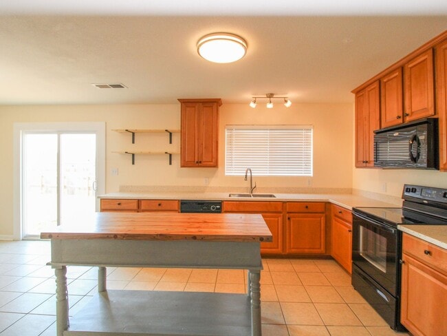 Building Photo - Modern and updated home in desirable East ...