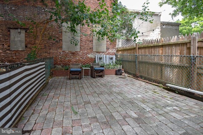 Building Photo - 132 Conarroe St